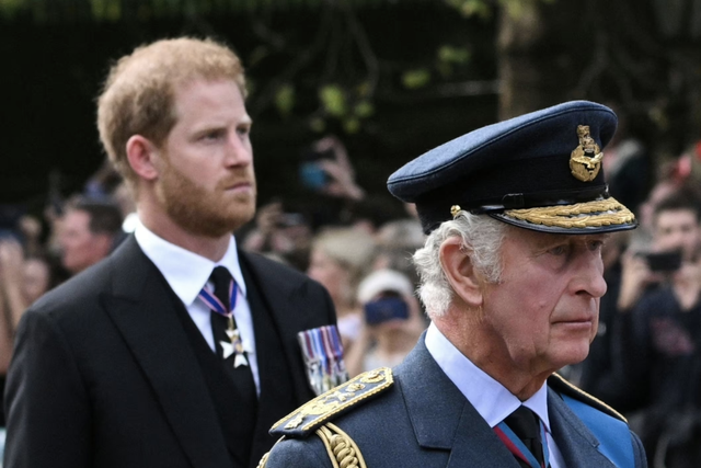 Vương hậu Camilla thực sự nghĩ g&igrave; về Harry? Một người bạn th&acirc;n tiết lộ triết l&yacute; gi&uacute;p b&agrave; giữ im lặng suốt nhiều năm- Ảnh 2.