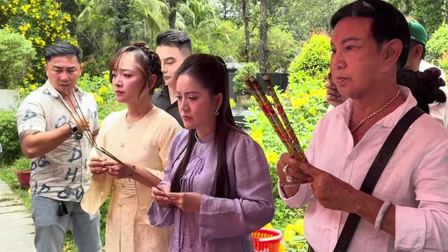 Bạn th&acirc;n v&agrave; con g&aacute;i tới mộ cố NSƯT Vũ Linh nhờ l&agrave;m chứng 20 c&acirc;y v&agrave;ng - Ảnh 1.