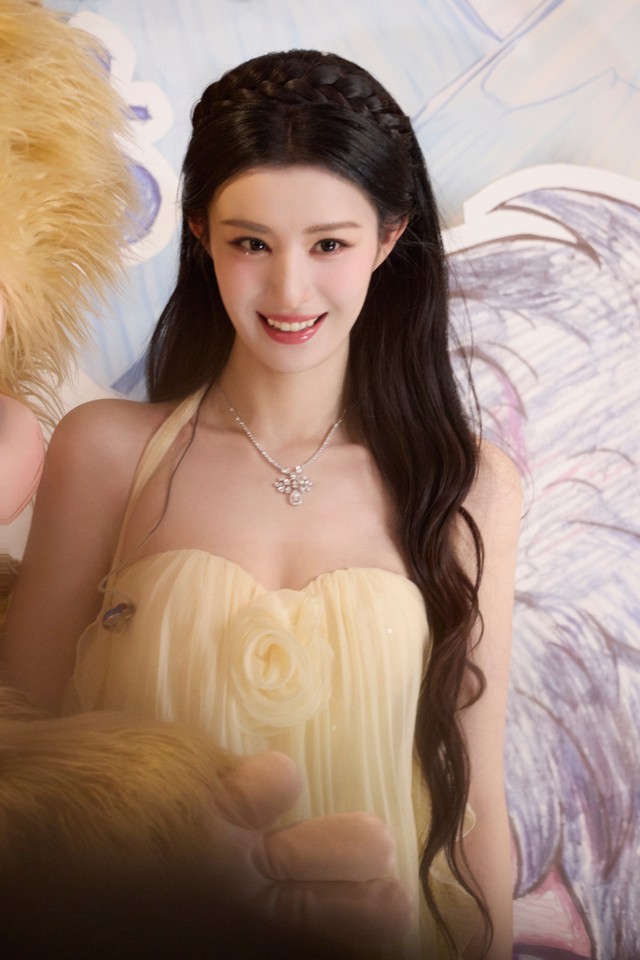 "Mỹ nh&acirc;n c&oacute; nụ cười giả tạo nhất showbiz" bị b&oacute;c trần nhan sắc thật, cả MXH đứng h&igrave;nh - Ảnh 9.