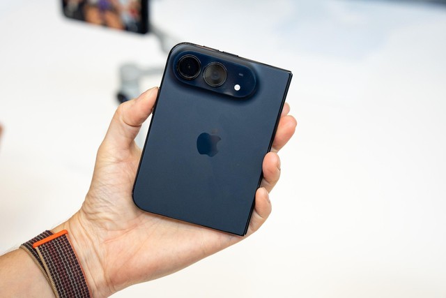 Ngắm cận cảnh iPhone Duo gi&aacute; trăm triệu, gập mở &ecirc;m &aacute;i, mỏng d&iacute;nh sang xịn- Ảnh 11.