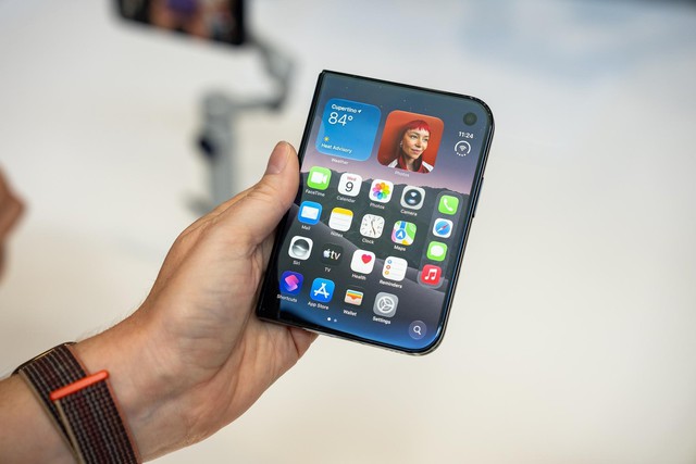 Ngắm cận cảnh iPhone Duo gi&aacute; trăm triệu, gập mở &ecirc;m &aacute;i, mỏng d&iacute;nh sang xịn- Ảnh 2.