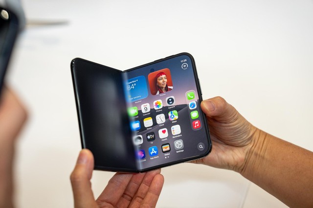 Ngắm cận cảnh iPhone Duo gi&aacute; trăm triệu, gập mở &ecirc;m &aacute;i, mỏng d&iacute;nh sang xịn- Ảnh 10.