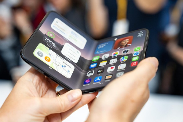 Ngắm cận cảnh iPhone Duo gi&aacute; trăm triệu, gập mở &ecirc;m &aacute;i, mỏng d&iacute;nh sang xịn- Ảnh 13.