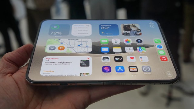 Ngắm cận cảnh iPhone Duo gi&aacute; trăm triệu, gập mở &ecirc;m &aacute;i, mỏng d&iacute;nh sang xịn- Ảnh 4.