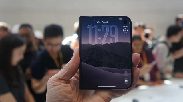 Ngắm cận cảnh iPhone Duo gi&aacute; trăm triệu, gập mở &ecirc;m &aacute;i, mỏng d&iacute;nh sang xịn- Ảnh 7.