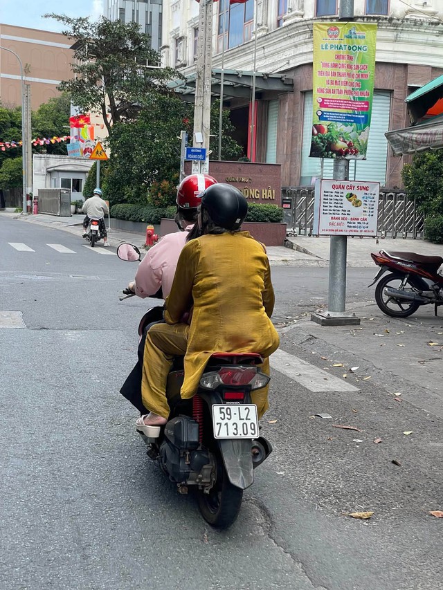 Mẹ Ho&agrave;i Linh 88 tuổi vẫn đi xe m&aacute;y dạo phố - Ảnh 1.