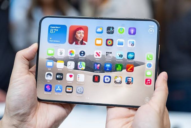 Ngắm cận cảnh iPhone Duo gi&aacute; trăm triệu, gập mở &ecirc;m &aacute;i, mỏng d&iacute;nh sang xịn- Ảnh 1.