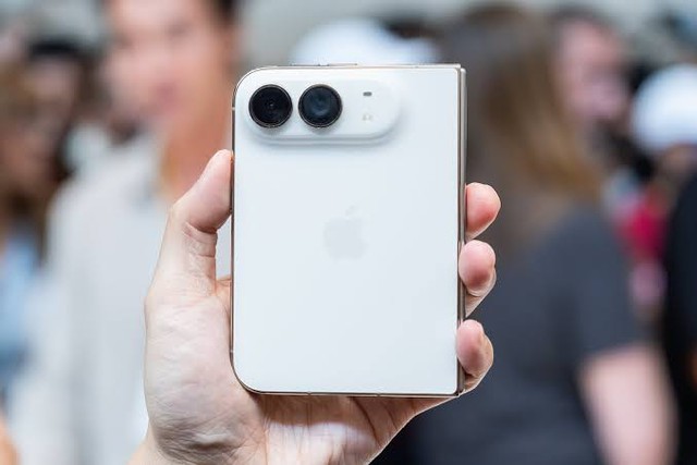 Ngắm cận cảnh iPhone Duo gi&aacute; trăm triệu, gập mở &ecirc;m &aacute;i, mỏng d&iacute;nh sang xịn- Ảnh 12.