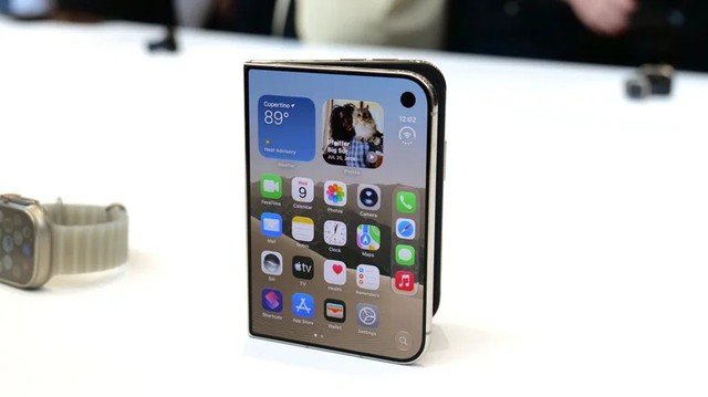 Ngắm cận cảnh iPhone Duo gi&aacute; trăm triệu, gập mở &ecirc;m &aacute;i, mỏng d&iacute;nh sang xịn- Ảnh 9.