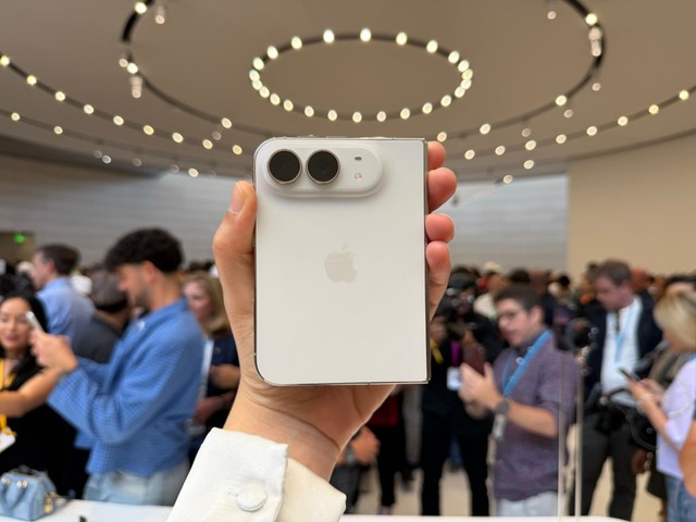 Ngắm cận cảnh iPhone Duo gi&aacute; trăm triệu, gập mở &ecirc;m &aacute;i, mỏng d&iacute;nh sang xịn- Ảnh 8.