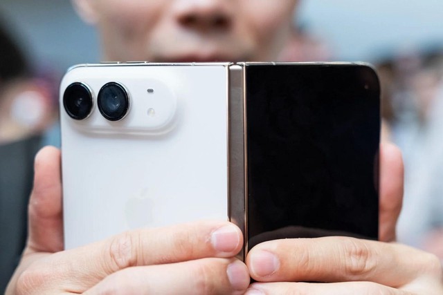 Ngắm cận cảnh iPhone Duo gi&aacute; trăm triệu, gập mở &ecirc;m &aacute;i, mỏng d&iacute;nh sang xịn- Ảnh 5.