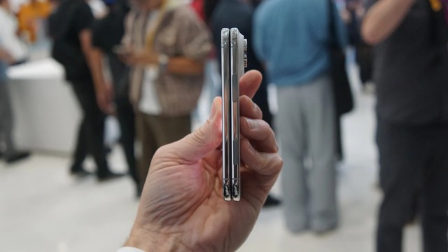 Ngắm cận cảnh iPhone Duo gi&aacute; trăm triệu, gập mở &ecirc;m &aacute;i, mỏng d&iacute;nh sang xịn- Ảnh 6.