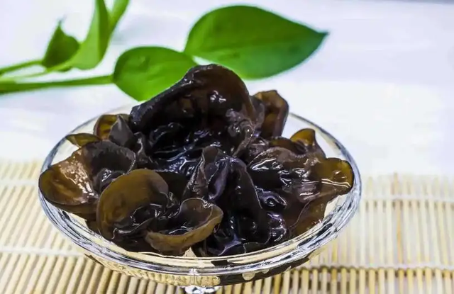Ch&acirc;n sưng một b&ecirc;n, tuyệt đối đừng chủ quan: Cảnh b&aacute;o dấu hiệu cục m&aacute;u đ&ocirc;ng đang h&igrave;nh th&agrave;nh- Ảnh 4.
