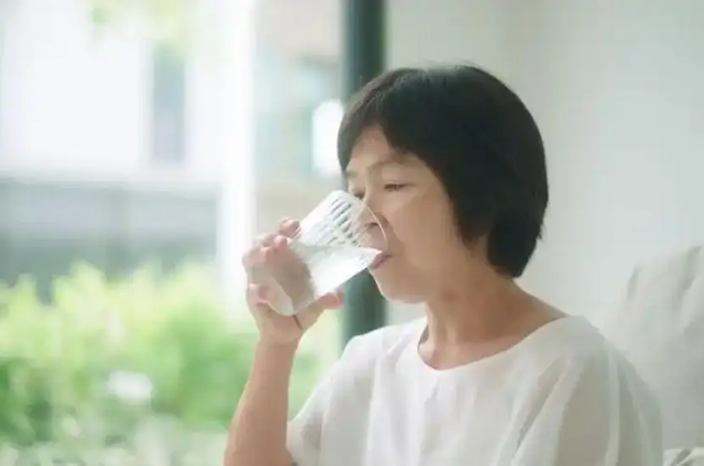 Ch&acirc;n sưng một b&ecirc;n, tuyệt đối đừng chủ quan: Cảnh b&aacute;o dấu hiệu cục m&aacute;u đ&ocirc;ng đang h&igrave;nh th&agrave;nh- Ảnh 5.