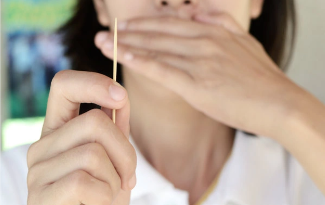 Lời khuyên cho những ai có thói quen dùng tăm sau ăn - Ảnh 1.