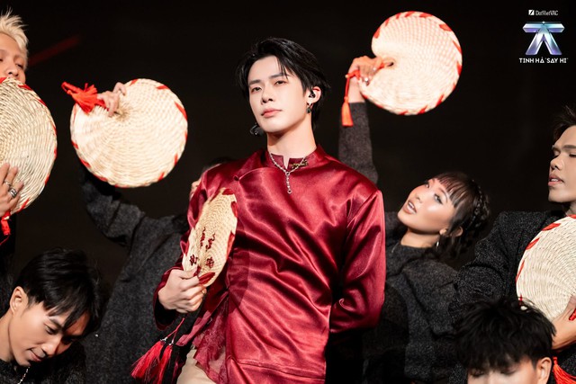 Nam ca sĩ ở nước ngoài diễn show 10 khán giả, về Việt Nam được cả MXH tìm kiếm- Ảnh 6.