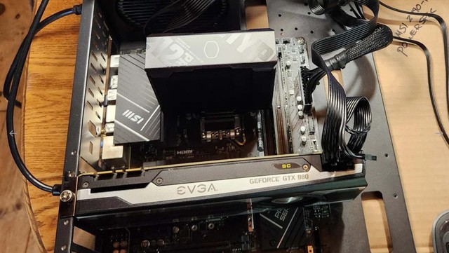 Mua mainboard hỏng gi&aacute; 20 USD tr&ecirc;n eBay, người d&ugrave;ng nhận "m&oacute;n qu&agrave;" kh&oacute; tin khi cắm điện - Ảnh 3.