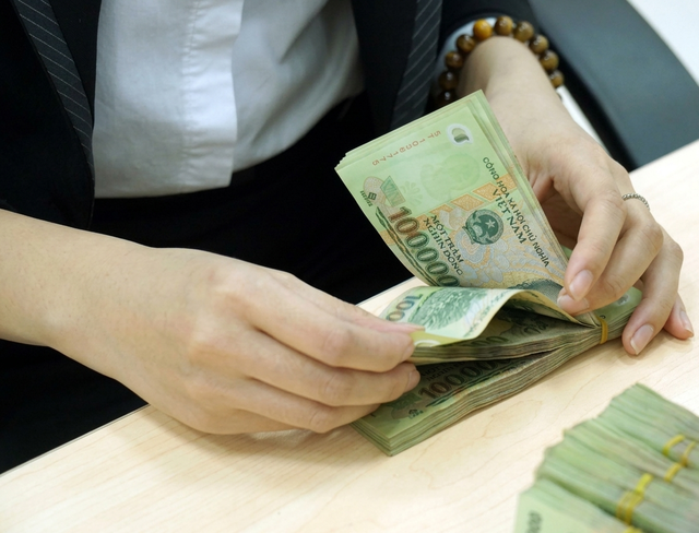Lời khuy&ecirc;n cho người c&oacute; sổ tiết kiệm kỳ hạn tr&ecirc;n 12 th&aacute;ng- Ảnh 2.