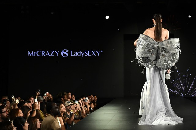 Mr CRAZY & Lady SEXY tr&igrave;nh l&agrave;ng BST Thu Đ&ocirc;ng 2026 tr&ecirc;n s&agrave;n diễn RUNWAY 7 danh tiếng của Mỹ - Ảnh 1.