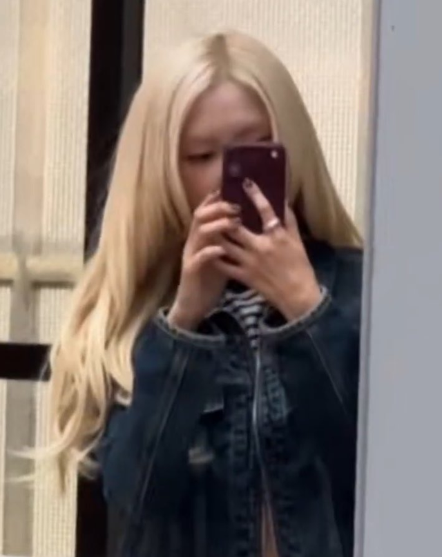Ros&eacute; (BLACKPINK) "flex" iPhone 18 đỏ burgundy, đập tan nghi vấn d&ugrave;ng AI chỉnh ảnh- Ảnh 3.