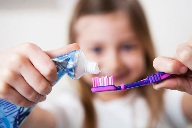 Lời khuy&ecirc;n khi chọn kem đ&aacute;nh răng: Cả nh&agrave; d&ugrave;ng chung một loại liệu c&oacute; ph&ugrave; hợp? - Ảnh 1.