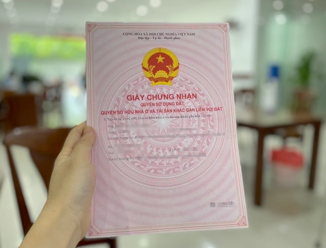 L&eacute;n về qu&ecirc; mua mảnh đất 3,5 tỷ th&igrave; bị chồng bắt gặp tại ph&ograve;ng c&ocirc;ng chứng, phản ứng của anh khiến t&ocirc;i hoang mang - Ảnh 1.
