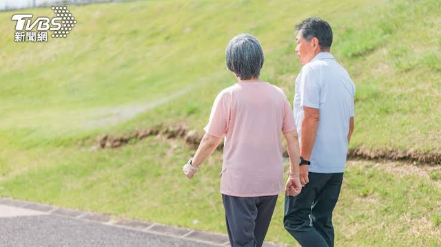 Kh&ocirc;ng cần tập qu&aacute; nặng: Chỉ hơn 1 giờ đi bộ nhanh mỗi tuần đ&atilde; c&oacute; thể gi&uacute;p cải thiện cholesterol? - Ảnh 2.