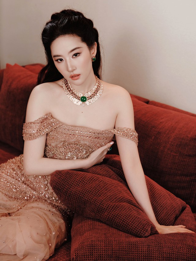 Lưu Diệc Phi kiếm 1950 tỷ đồng trong 3 năm, cuộc sống xa hoa gây choáng ngợp - Ảnh 1.