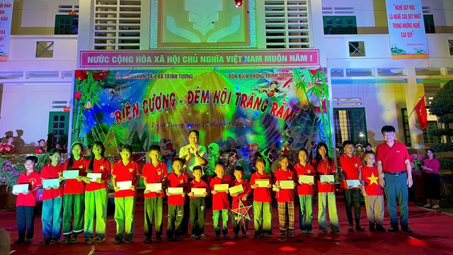 Bộ đội Biên phòng Lào Cai: Tổ chức tết Trung thu cho học sinh vùng biên - Ảnh 1.