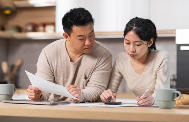 Thu nhập 42 triệu mỗi th&aacute;ng m&agrave; hỏi đến tiền th&igrave; vợ bảo 