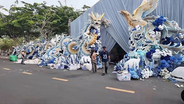 Thiếu gia tiệm vàng miền Tây cưới vợ: Chi vài trăm triệu dựng cổng cưới long - phụng dài 50m, bà con thi nhau đến check-in - Ảnh 5.