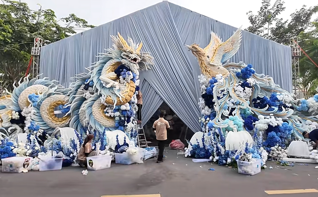 Thiếu gia tiệm vàng miền Tây cưới vợ: Chi vài trăm triệu dựng cổng cưới long - phụng dài 50m, bà con thi nhau đến check-in - Ảnh 4.
