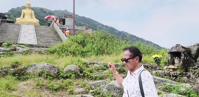 Chế Linh U90 leo bộ lên đỉnh Yên Tử: "Non sông đất nước hùng vĩ quá" - Ảnh 1.