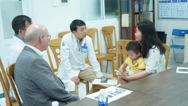 Mở ra cơ hội nghe cho trẻ điếc bẩm sinh phức tạp - Ảnh 1.