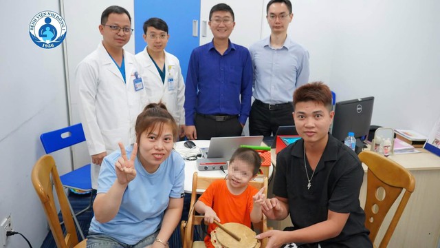 Mở ra cơ hội nghe cho trẻ điếc bẩm sinh phức tạp - Ảnh 2.