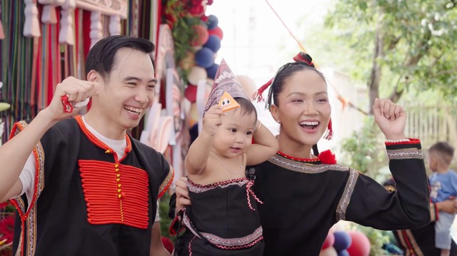 Hoa hậu H’Hen Niê làm hơn 80 mâm cỗ, rước kiệu mừng thôi nôi con gái- Ảnh 9.