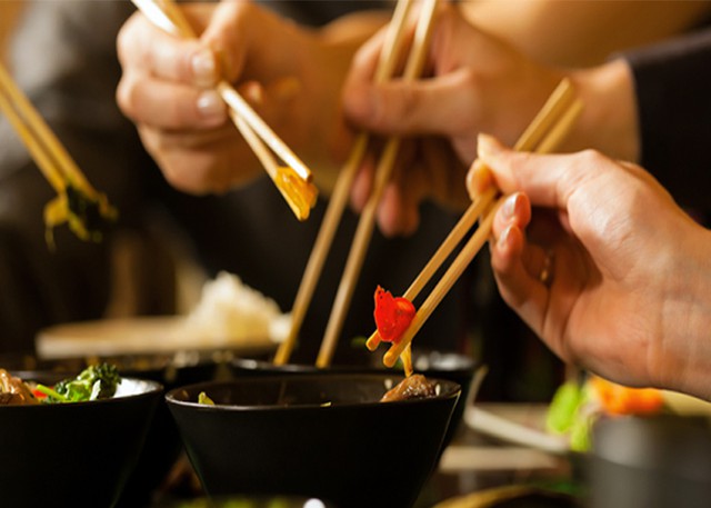 5 thói quen dùng đũa khi ăn cần bỏ ngay - Ảnh 1.