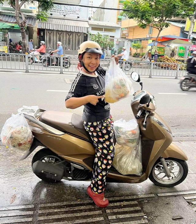 Nữ diễn vi&ecirc;n l&agrave; mẹ đơn th&acirc;n qu&ecirc; An Giang đi b&aacute;n cơm, tự đi giao h&agrave;ng kiếm tiền nu&ocirc;i con ở TP.HCM- Ảnh 4.