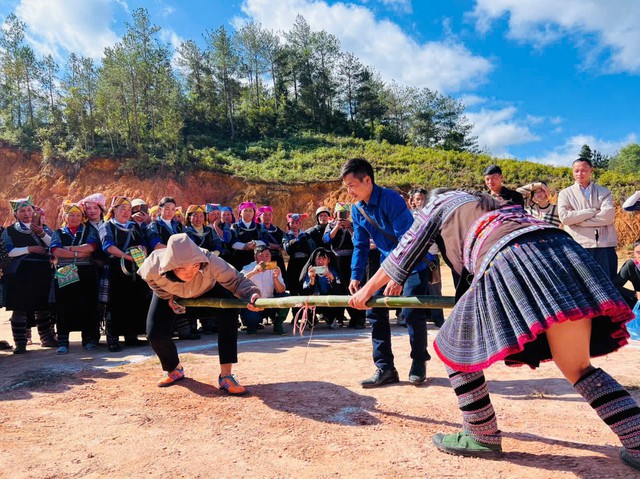 “Lễ mừng cơm mới” của đồng bào Mông xã Púng Luông – Hoạt động bảo tồn Di sản quốc gia gắn với phát triển du lịch bền vững - Ảnh 3.