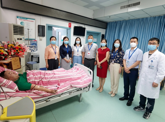 Chồng bị tai nạn, nhóm đồng nghiệp đến thăm, trong đó có một cô gái rơm rớm nước mắt: Tôi lập Facebook giả rồi phát hiện sự thật sốc óc - Ảnh 1.
