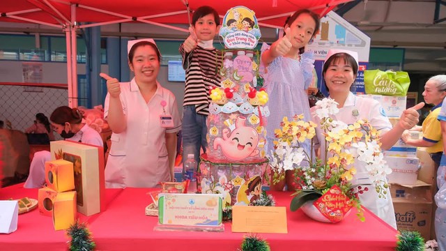 Khi ánh đèn Trung thu thắp sáng những mái nhà bệnh viện - Ảnh 3.