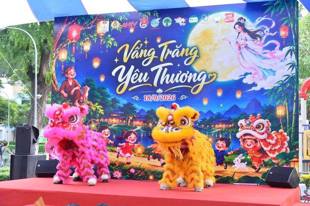 Khi ánh đèn Trung thu thắp sáng những mái nhà bệnh viện - Ảnh 1.