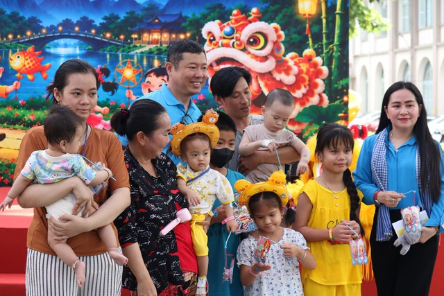 Khi ánh đèn Trung thu thắp sáng những mái nhà bệnh viện - Ảnh 5.