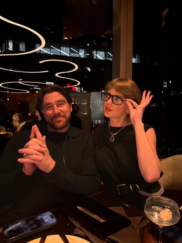 Viral khoảnh khắc Taylor Swift "flex" nhẫn kim cương triệu đô ngay trên sân bóng, tự hào khoe "Chồng chị đó!"- Ảnh 5.