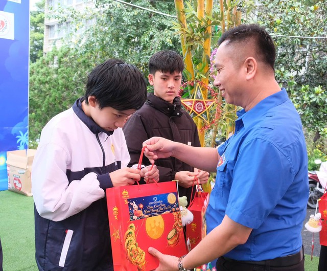 Trăng chỉ thật sự tr&ograve;n khi niềm vui đến với mọi trẻ em - Ảnh 2.