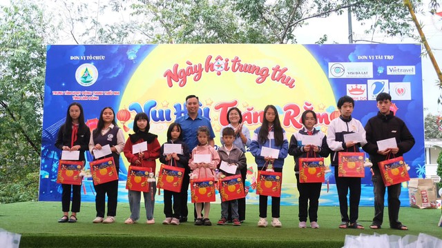 Trăng chỉ thật sự tr&ograve;n khi niềm vui đến với mọi trẻ em - Ảnh 4.