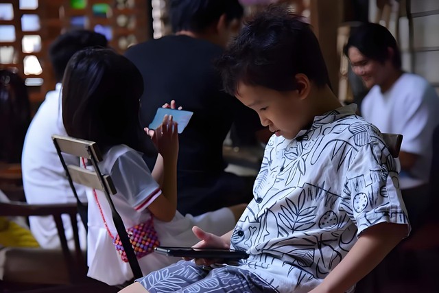 Người đ&agrave;n &ocirc;ng bỏ tiền mua m&aacute;y d&ograve; kim loại về nh&agrave;, qu&eacute;t một lượt rồi ph&aacute;t hiện 7 m&oacute;n đồ bị giấu k&iacute;n- Ảnh 2.