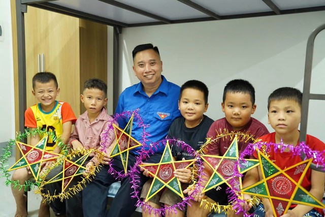 Trăng chỉ thật sự tr&ograve;n khi niềm vui đến với mọi trẻ em - Ảnh 1.