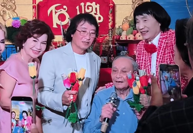 Th&acirc;n phụ NSND Minh Vương 95 tuổi xuất hiện- Ảnh 2.
