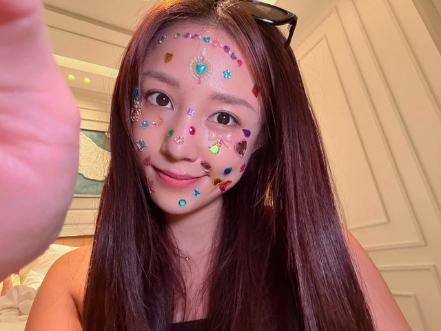 Salim khoe thành quả đu trend cùng Pam: Cả nhà lấp lánh như đi festival, riêng chủ nhân than “ngứa mặt” - Ảnh 1.